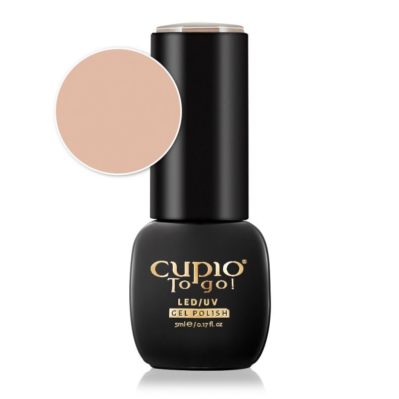 Flasche mit Cupio To go! LED/UV Gel Polish in sanftem Nude-Farbton auf weißem Hintergrund.