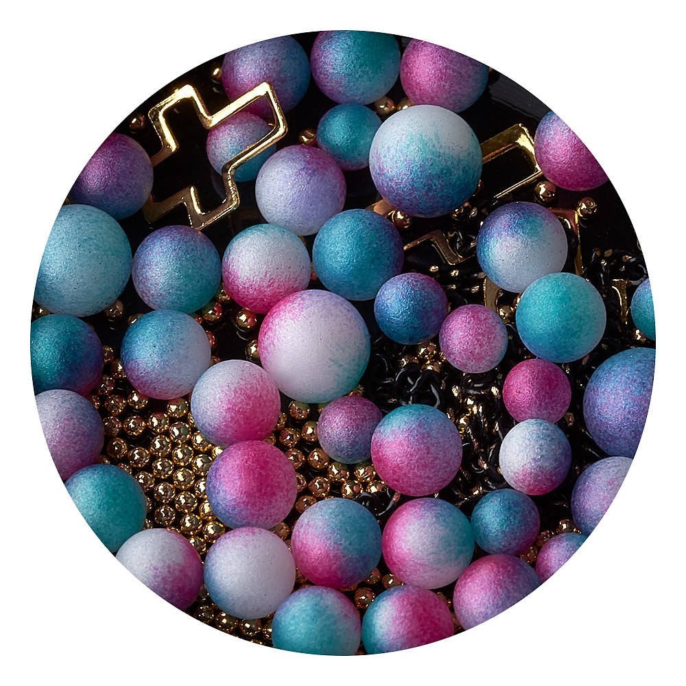 Nahaufnahme von bunten Perlen in Pastellfarben und goldenen Schmuckelementen