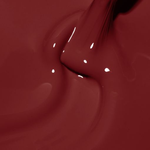 Nahaufnahme von flüssigem, dunkelrotem Nagellack