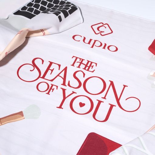 Weißes Cupio Tuch mit rotem Schriftzug und Make-up Motiv