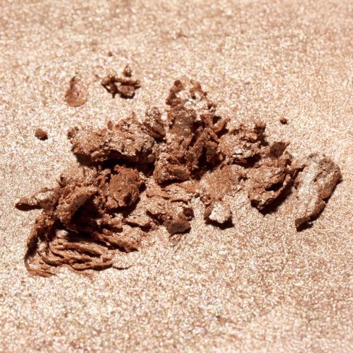 Nahaufnahme von Bronzing-Puder auf glitzernder Fläche