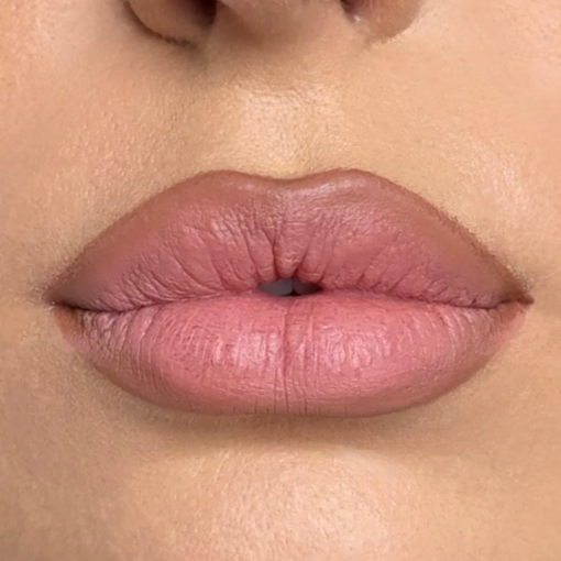 Detailaufnahme geschminkter Lippen in Nude-Rosé