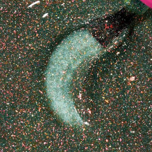 Nahaufnahme von grünem Glitzernagellack mit Pinsel