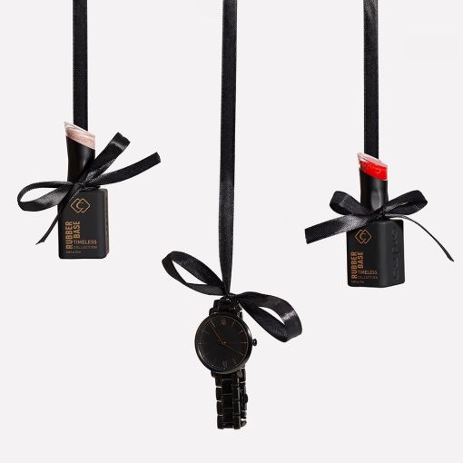 Schwarze Armbanduhr und Nagellack edel dekoriert