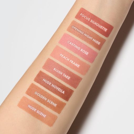 cinematic_matte_lipstick_swatch_5 Arm mit Farbmuster von Nude-Tönen in verschiedenen Nuancen