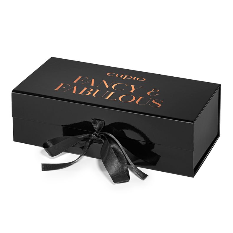 Schwarze Geschenkbox von Cupio, verziert mit einer Schleife und der Aufschrift 'Fancy & Fabulous'