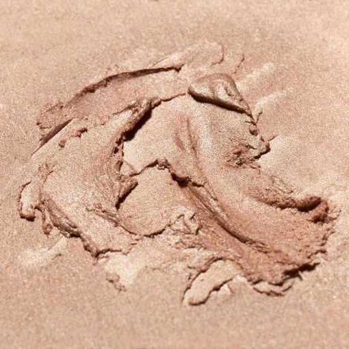 Detailaufnahme von einem cremefarbenen Highlighter auf Haut.