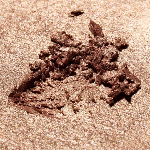 Nahaufnahme einer braunen, schimmernden Textur auf goldenem Grund