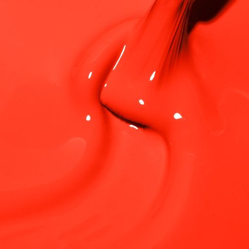 Nahaufnahme von roter Farbe, die über eine glatte Oberfläche fließt
